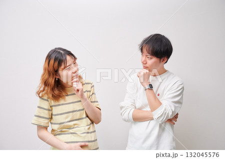 悩む夫婦　妊婦　相談　マタニティ 132045576