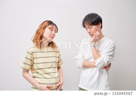 悩む夫婦 妊婦 相談 マタニティ 悩む夫婦 妊婦 相談 マタニティ 132045587