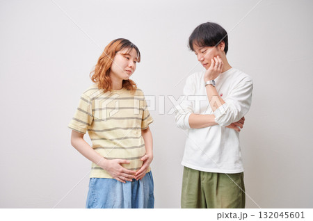 悩む夫婦 妊婦 相談 マタニティ 悩む夫婦 妊婦 相談 マタニティ 132045601