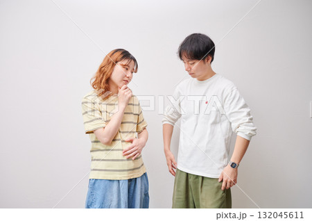 悩む夫婦 妊婦 相談 マタニティ 悩む夫婦 妊婦 相談 マタニティ 132045611