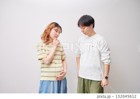 悩む夫婦　妊婦　相談　マタニティ 132045612