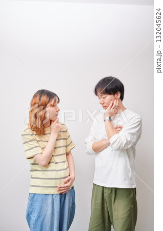 悩む夫婦　妊婦　相談　マタニティ 132045624