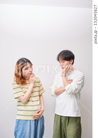 悩む夫婦　妊婦　相談　マタニティ 132045627