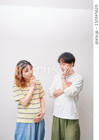 悩む夫婦 妊婦 相談 マタニティ 悩む夫婦 妊婦 相談 マタニティ 132045628