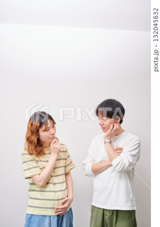 悩む夫婦 妊婦 相談 マタニティ 悩む夫婦 妊婦 相談 マタニティ 132045632