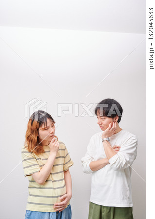 悩む夫婦　妊婦　相談　マタニティ 132045633