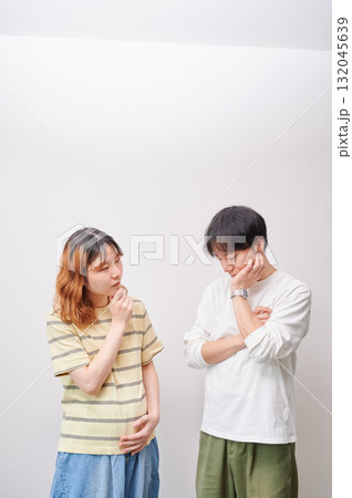 悩む夫婦　妊婦　相談　マタニティ 132045639