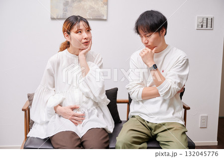 悩む夫婦　妊婦　相談　マタニティ 132045776