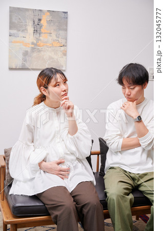 悩む夫婦　妊婦　相談　マタニティ 132045777