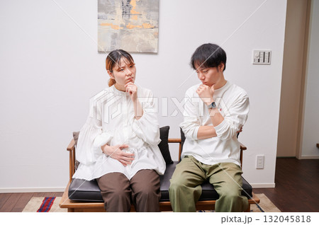 悩む夫婦 妊婦 相談 マタニティ 悩む夫婦 妊婦 相談 マタニティ 132045818