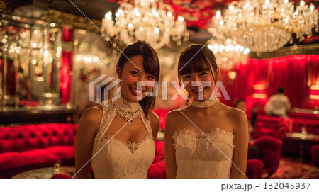 艶やかな白いドレスを着た2人のキャバ嬢3 艶やかな白いドレスを着た2人のキャバ嬢3 132045937