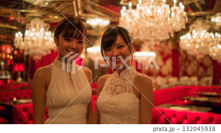 艶やかな白いドレスを着た2人のキャバ嬢4 艶やかな白いドレスを着た2人のキャバ嬢4 132045938