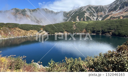 室堂平の紺碧のみくりが池 室堂平の紺碧のみくりが池 132046163