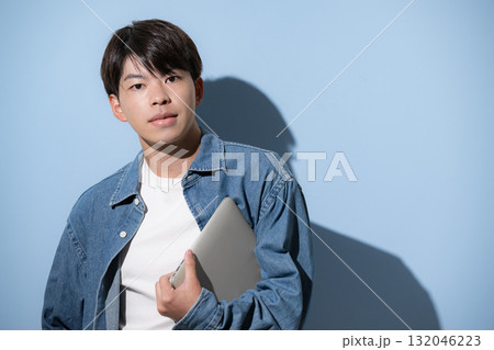 デニムでパソコンを持つ若い男性 エンジニアやデザイナー、フリーランスのイメージ デニムでパソコンを持つ若い男性 エンジニアやデザイナー、フリーランスのイメージ 132046223
