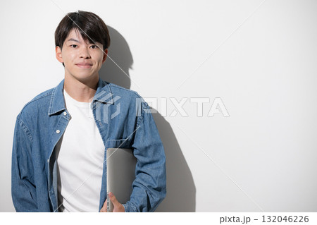 デニムでパソコンを持つ若い男性 エンジニアやデザイナー、フリーランスのイメージ デニムでパソコンを持つ若い男性 エンジニアやデザイナー、フリーランスのイメージ 132046226