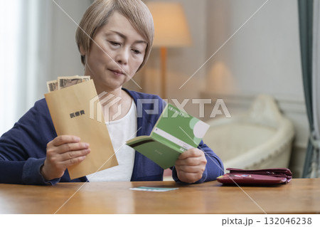 医療費に悩むシニア女性 医療費に悩むシニア女性 132046238