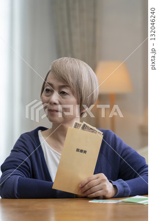 医療費に悩むシニア女性 132046240