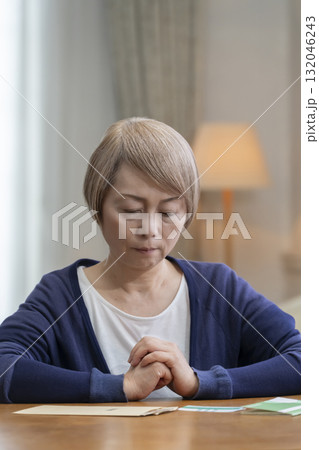 医療費に悩むシニア女性 132046243