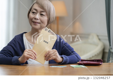 医療費を準備する笑顔のシニア女性 132046257