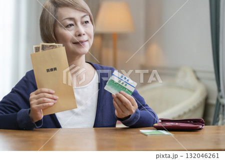 医療費を準備する笑顔のシニア女性 132046261