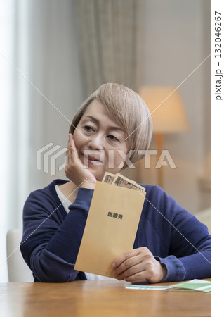 医療費を準備する笑顔のシニア女性 132046267
