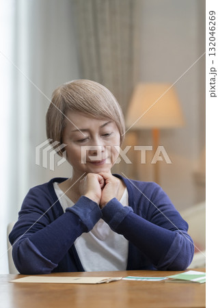 医療費を準備する笑顔のシニア女性 132046269