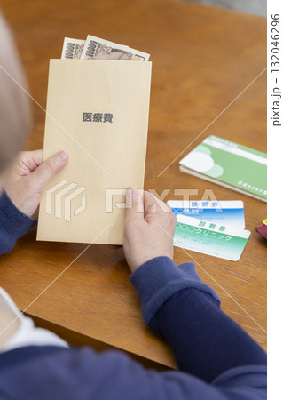 医療費を準備する女性の手元 132046296