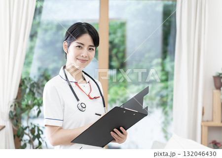 若い女性看護師　訪問看護　在宅医療 132046430