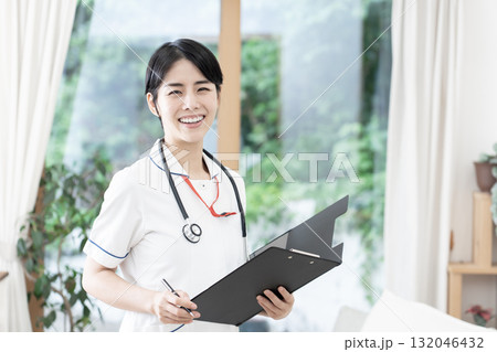 若い女性看護師　訪問看護　在宅医療 132046432