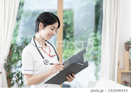 若い女性看護師　訪問看護　在宅医療 132046433