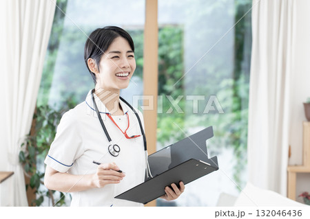 若い女性看護師　訪問看護　在宅医療 132046436