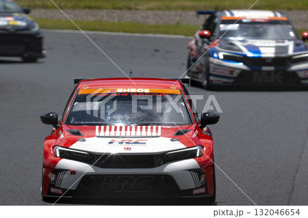 サーキットを走行する車 132046654