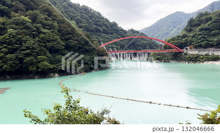 黒部渓谷トロッコ電車と周りの風景 132046666