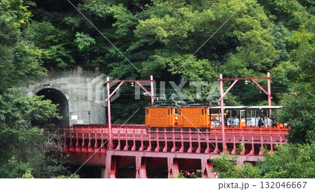 黒部渓谷トロッコ電車と周りの風景 132046667