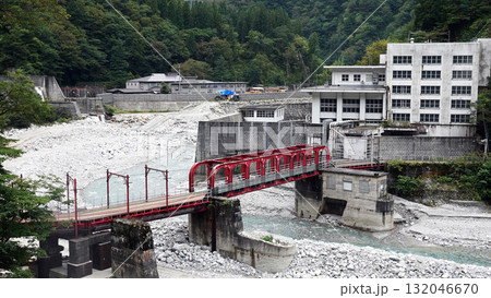 黒部渓谷トロッコ電車と周りの風景 132046670