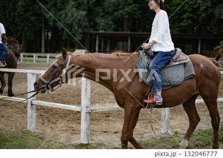 乗馬 乗馬する女性 ミドル 女性 日本人 馬 趣味 牧場 レジャー 40代 乗馬 乗馬する女性 ミドル 女性 日本人 馬 趣味 牧場 レジャー 40代 132046777