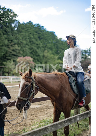 乗馬　乗馬する女性　ミドル　女性　日本人　馬　趣味　牧場　レジャー　40代 132046794