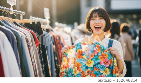 ビンテージ古着バザーで買い物を楽しむ女性の賑やかな風景 ビンテージ古着バザーで買い物を楽しむ女性の賑やかな風景 132046814