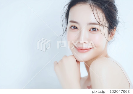 微笑む女性・スキンケア 微笑む女性・スキンケア 132047068