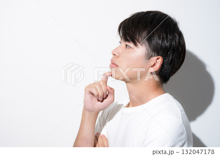 若い20代男性の顔のクローズアップ　脱毛やスキンケアと美容を考えるとビューティーイメージ　 132047178