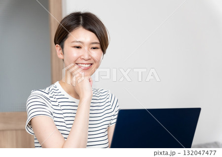 在宅ワークをする女性 在宅ワークをする女性 132047477