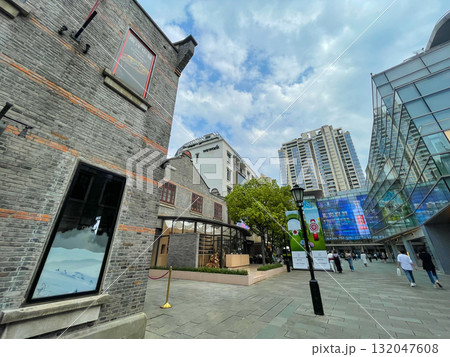 上海の観光名所・新天地 132047608