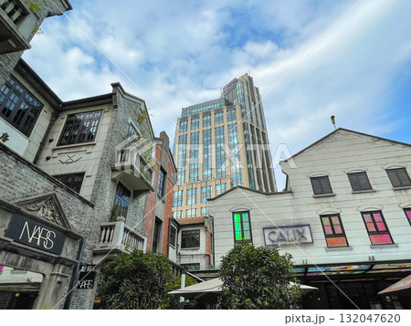 上海の観光名所・新天地 132047620