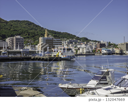 秋晴れの港町、静寂に包まれて 132047669