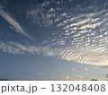 青空に広がる筋雲 132048408