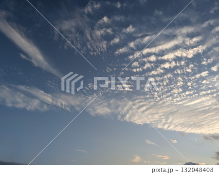 青空に広がる筋雲 青空に広がる筋雲 132048408
