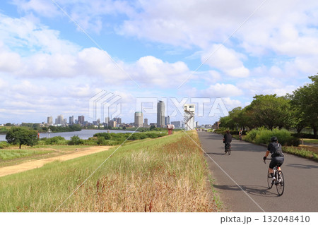 初夏の荒川と芝川の合流付近（東京都足立区：都市農業公園） 132048410