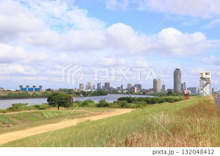初夏の荒川と芝川の合流付近（東京都足立区：都市農業公園） 132048412