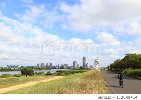 初夏の荒川と芝川の合流付近（東京都足立区：都市農業公園） 132048414