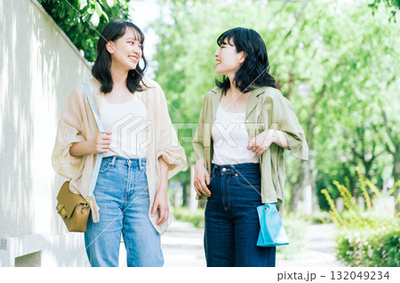 談笑しながら歩く女性友達 132049234